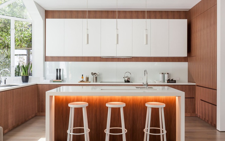 Phòng bếp đẹp chỉ nhờ có cửa sổ? Tuy có phần đúng, nhưng để tạo ra không gian phòng bếp đẹp trọn vẹn thì bạn cần nhiều yếu tố hơn thế. Hãy chọn những thiết kế tối giản, sáng tạo và phù hợp với phong cách của bạn để giúp không gian phòng bếp trở nên đẹp mắt và tiện nghi hơn bao giờ hết.