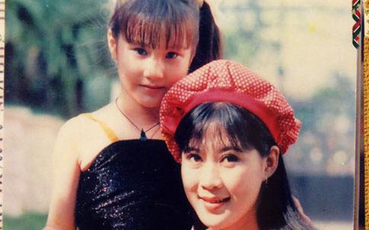 Diễm My 9x - một trong những nữ diễn viên trẻ tuổi nổi tiếng và tài năng của showbiz Việt. Những hình ảnh của cô luôn thu hút sự chú ý và được người hâm mộ săn đón. Hãy cùng chiêm ngưỡng vẻ đẹp và phong cách thời trang độc đáo của cô nàng Diễm My.