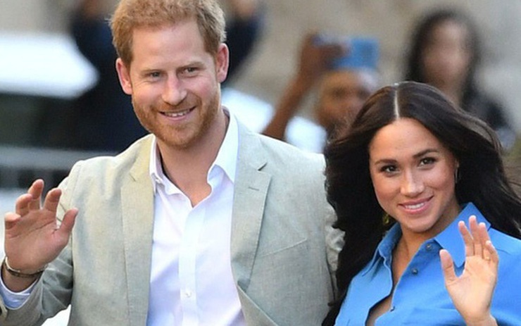 Liên tục kiếm được tiền nhưng vợ chồng Meghan Markle, Hoàng tử Harry vẫn bị  tố vì cư xử kém tinh tế