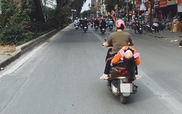 Xem hình ảnh bé gái cùng chiếc xe máy đáng yêu này để cảm nhận một niềm vui nhỏ của cuộc sống và sự tự do trên những con đường thành phố.