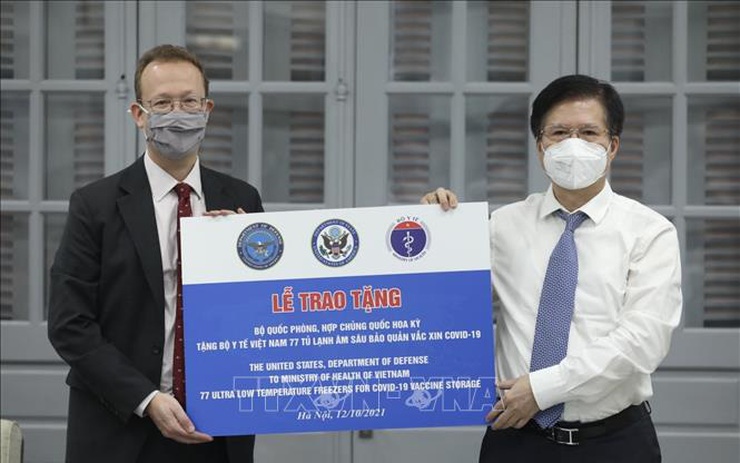 Thứ trưởng Bộ Y tế Trương Quốc Cường tiếp nhận tượng trưng 77 tủ lạnh âm sâu do chính phủ Hoa Kỳ trao tặng. Ảnh: TTXVN