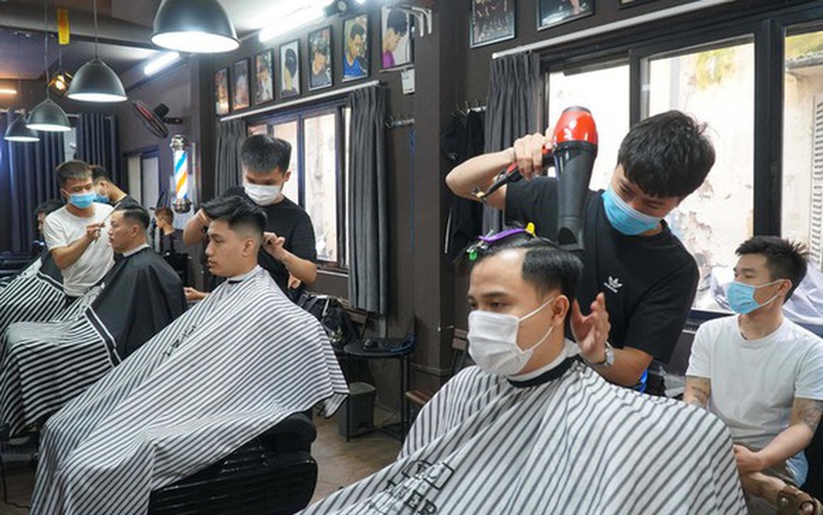 Trải nghiệm dịch vụ cắt tóc tuyệt vời tại Hair Salon. Với đội ngũ thợ làm tóc chuyên nghiệp, chắc chắn bạn sẽ tìm thấy một kiểu tóc phù hợp với mình. Các sản phẩm dưỡng tóc chất lượng cao sẽ giúp tóc của bạn trở nên óng ả và mềm mại hơn.