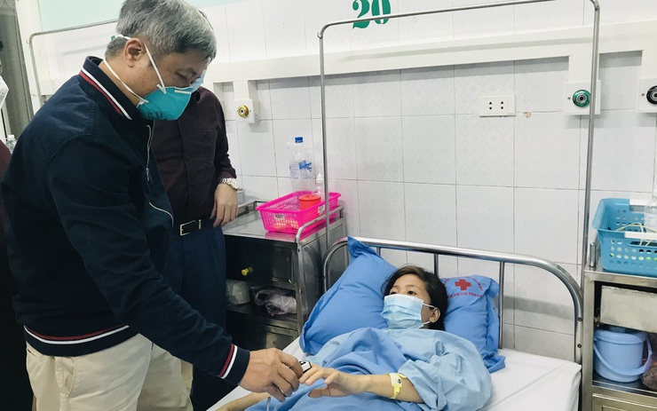 Thứ trưởng Nguyễn Trường Sơn động viên người bệnh trong sự cố tiêm vaccine ở Nông Cống đang điều trị tại BVĐK tỉnh Thanh Hoá.