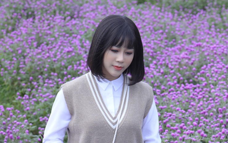 Nhan sắc trẻ đẹp của ca sĩ Hoa Trần trong MV khiến fan khen nức nở