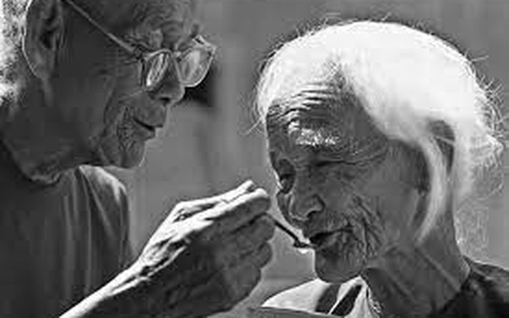 Cuộc sống hôn nhân không chỉ dành cho những người trẻ tuổi mà còn dành cho những người già. Hình ảnh đôi vợ chồng già này vẫn giữ ngọn lửa yêu thương và sự cảm thông lẫn nhau. Hãy xem hình ảnh này để nhận được sự khích lệ cho hạnh phúc của các cặp vợ chồng già trên thế giới.