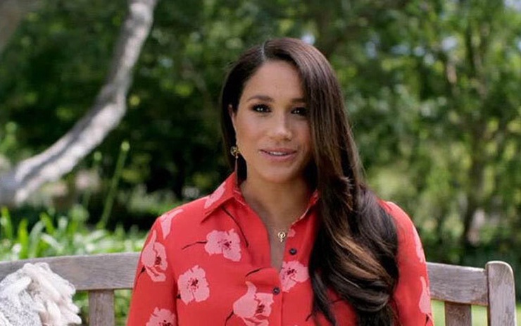 Meghan Markle khoe bụng bầu với váy hoa oversize