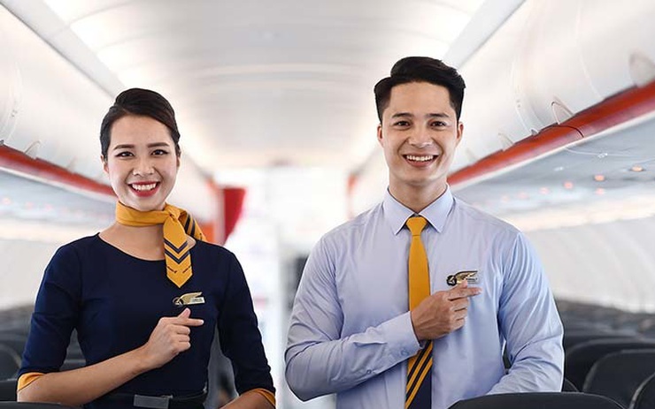 Tiếp vi&ecirc;n h&agrave;ng kh&ocirc;ng bỏ nghề, chạy xe c&ocirc;ng nghệ v&igrave; dịch Covid-19