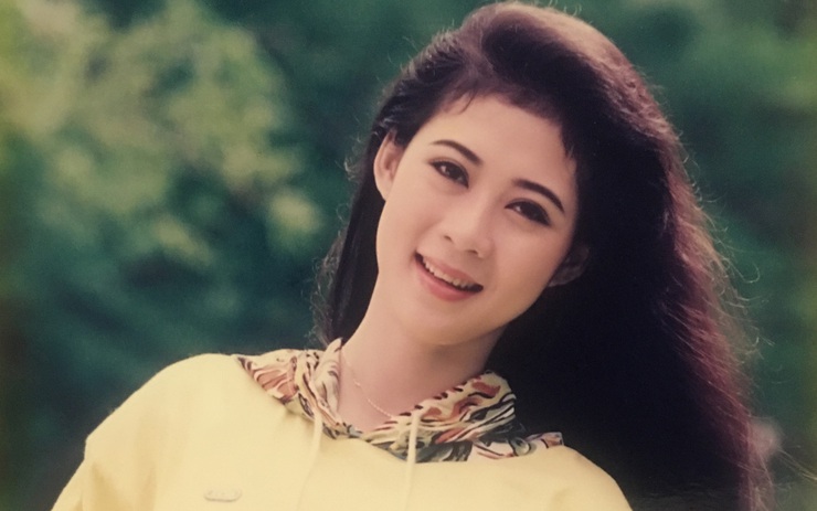 Hãy chiêm ngưỡng sự quyến rũ của Diễm Hương – một trong những nữ diễn viên hàng đầu của điện ảnh Việt Nam với tài năng và sự nghiệp đầy tình yêu với nghệ thuật.