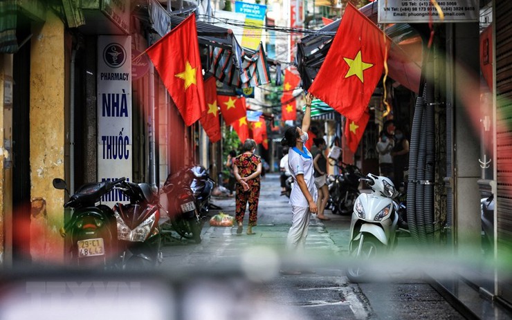 Treo cờ rực rỡ là cách thể hiện sự tự hào và tôn vinh đất nước. Hình ảnh các cờ Tổ quốc cùng với đầy đủ các màu sắc đặc trưng trên khắp các tòa nhà, cửa hàng, và khu vực công cộng, mang lại vẻ đẹp rực rỡ cho Việt Nam. Hãy đến và chiêm ngưỡng những hình ảnh tuyệt đẹp này.