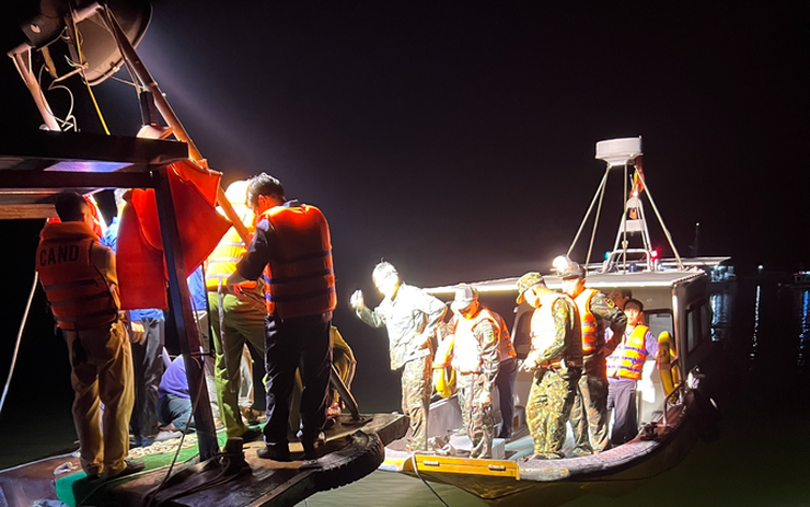 Các lực lượng chức năng tổ chức tìm kiếm cứu hộ cứu nạn tại khu vực máy bay trực thăng rơi (ảnh: Người Lao động)
