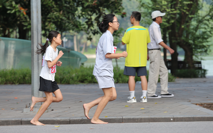 Bất ngờ trước hình ảnh vận động viên chạy chân đất trong giải chạy báo Hà Nội mới