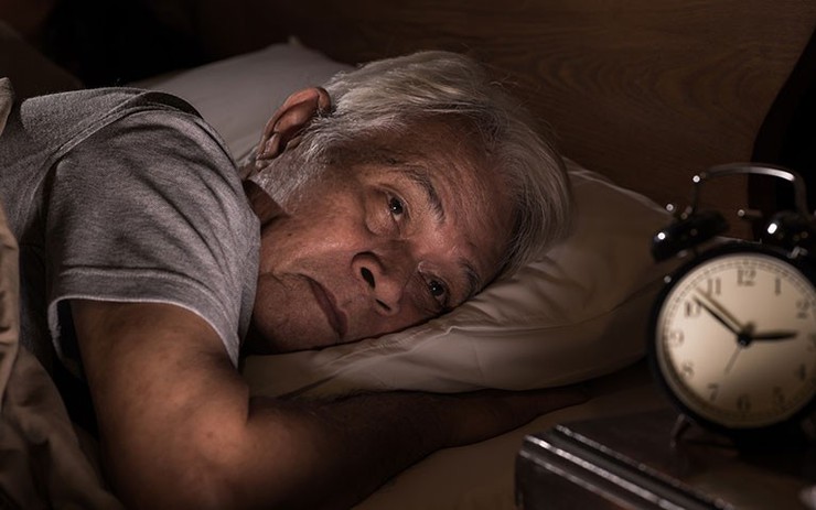 Vì sao chúng ta ngủ ít hơn và thức dậy sớm hơn khi già đi?