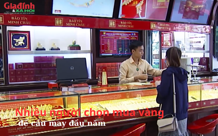 Nhiều người chọn mua vàng để cầu may đầu năm 