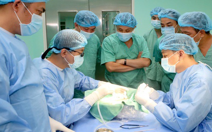 Ca ghép gan xuyên Việt cứu sống bé 2 tuổi bị teo đường mật bẩm sinh