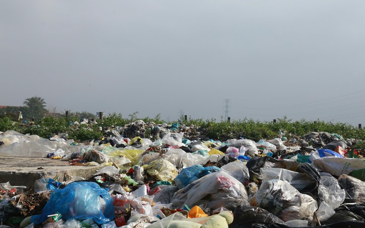 Kinh hoàng bãi rác ở Ninh Bình: Rác thải ngập ngụa giữa cảnh đồng xã Ý Yên