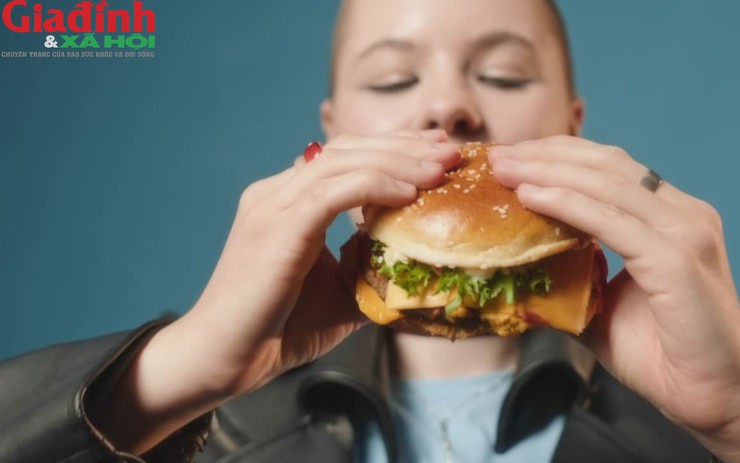 Sau tuổi 40 dễ tăng cân bất ngờ: 7 thói quen tưởng vô hại nhưng lại 'phản chủ'