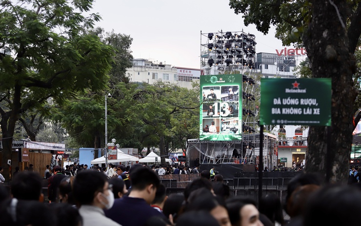 Người dân có mặt từ sáng sớm để có được vị trí đẹp trước thềm sự kiện Countdown 31/12 