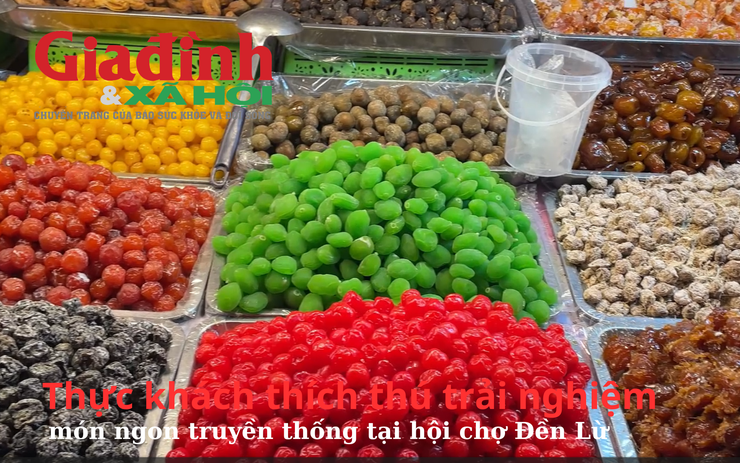 Thực khách thích thú trải nghiệm món ngon truyền thống tại hội chợ Đền Lừ