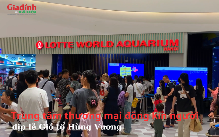 Trung tâm thương mại đông kín người dịp lễ Giỗ tổ Hùng Vương