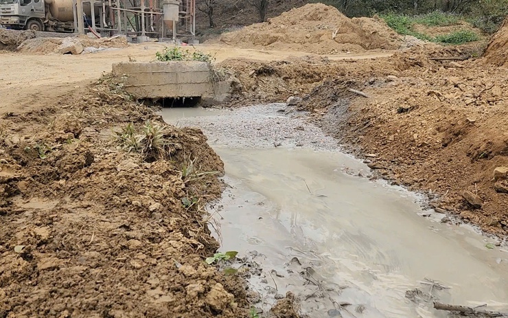 Chùm ảnh: Dọc tỉnh lộ 259 ở Thái Nguyên đầy bụi, nước thải bê tông chảy tràn ra môi trường