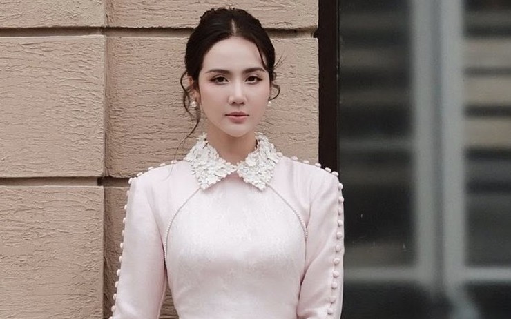Diện áo dài hồng pastel như Huyền Lizzie
