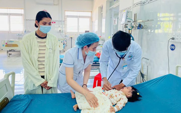 Bé 8 tháng tuổi nguy kịch vì hóc hạt hướng dương, bác sĩ cảnh báo tai nạn dị vật dịp Tết