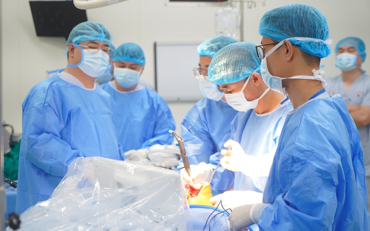 Người phụ nữ 60 tuổi ở Hà Nội được phẫu thuật thay khớp gối toàn phần dưới sự hỗ trợ của robot