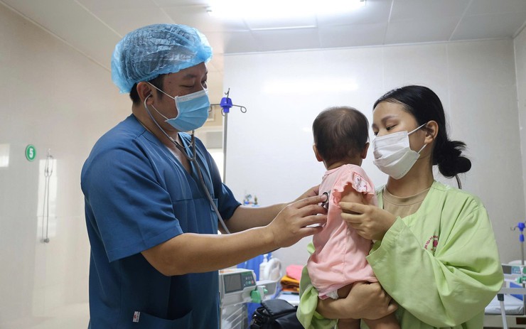 Bé 15 tháng tuổi ở Ninh Bình bị ô tô cán qua người và 4 ngày giành giật sự sống nghẹt thở