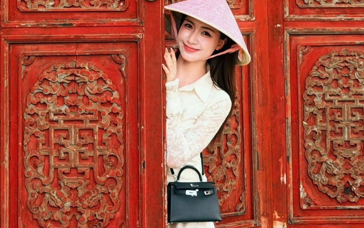 Nữ ca sĩ quê Bắc Ninh gây chú ý với nón lá và túi Hermes gần 1 tỷ đồng