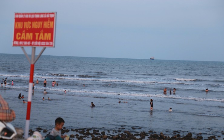 Biển Thịnh Long ở Ninh Bình kín người, trẻ nhỏ vô tư tắm ngay khu vực nguy hiểm