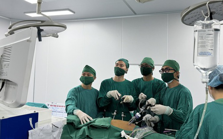 Phẫu thuật nội soi thành công cho bệnh nhân 64 tuổi cùng mắc hai loại ung thư khó
