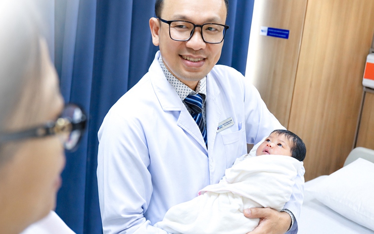 Người đàn ông 40 tuổi tưởng vô sinh vĩnh viễn, bất ngờ đón liền 2 con gái nhờ làm đúng điều này