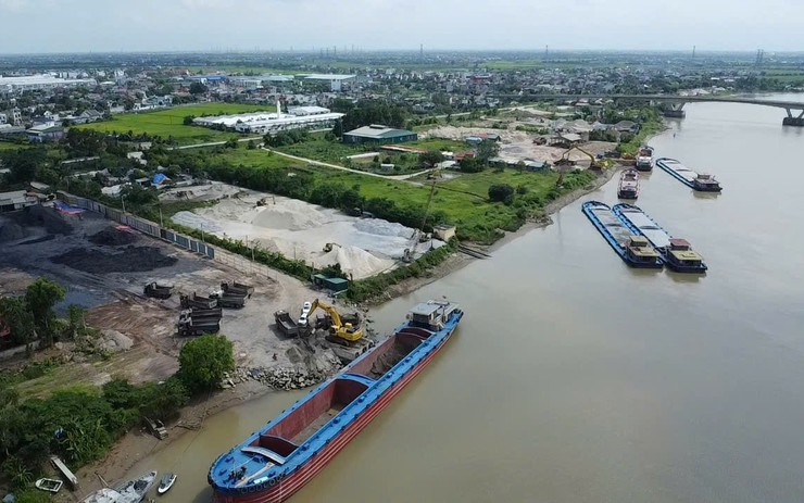 'Ma trận' bến bãi và những 'mố cẩu' đầy dấu hỏi ven sông Luộc ở Hưng Yên