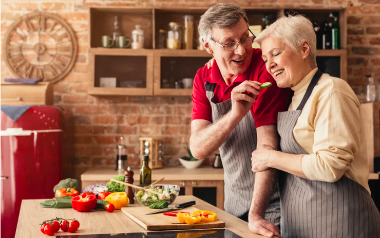 Tưởng bỏ mỡ động vật là tốt, người cao tuổi dễ gặp 5 hệ lụy này nếu kiêng quá mức