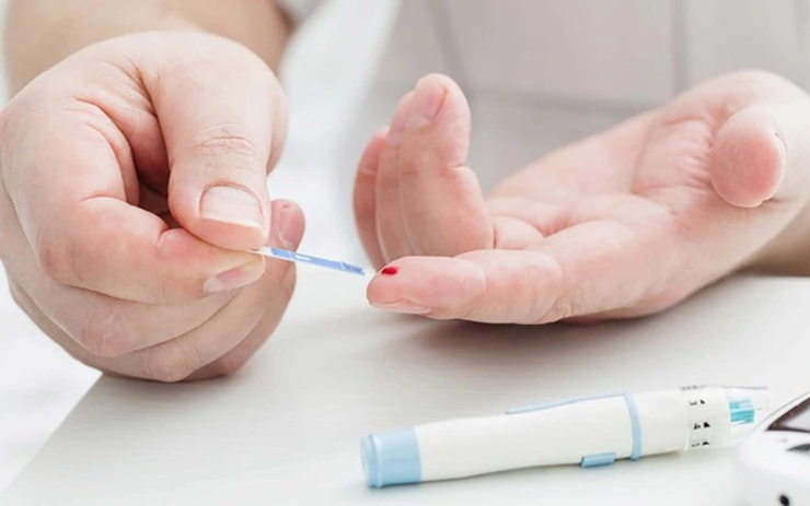 Người đàn ông 30 tuổi khát nước, tiểu nhiều, đi khám phát hiện đường huyết tăng vọt vì tiểu đường type 1