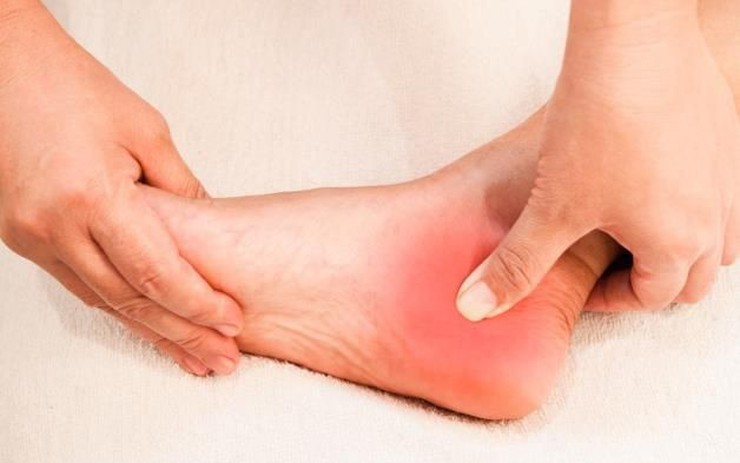 Đừng chủ quan nếu bàn chân bỗng khó nhấc lên: Đây có thể là dấu hiệu muộn của hẹp ống sống thắt lưng