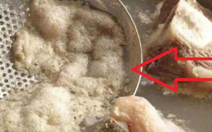 Lớp bọt nổi lên khi hầm xương là dưỡng chất hay tạp chất, có nên vớt bỏ?