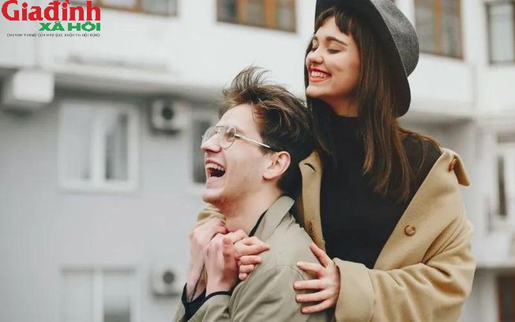 Không cần nói 'em yêu anh', phụ nữ có tình cảm thường vô thức có 3 hành động này 