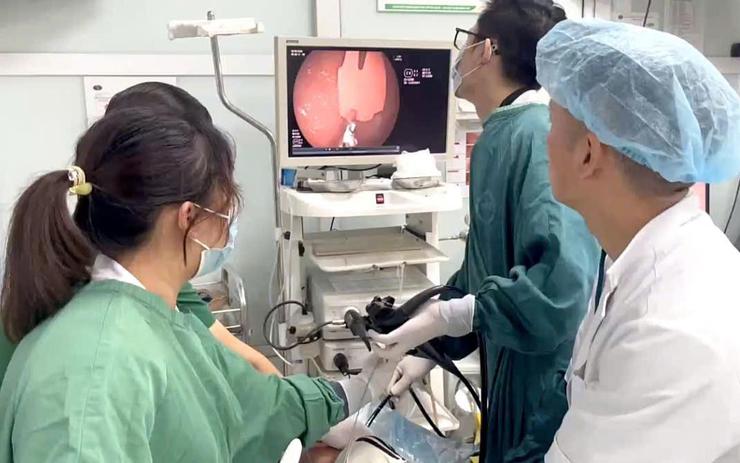 Gặp nạn khi đang ăn sữa chua, bé trai ở Hà Nội phải đi cấp cứu