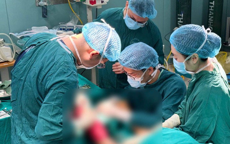 Người đàn ông 48 tuổi suýt mất cả hai bàn chân sau khi tự chườm nóng