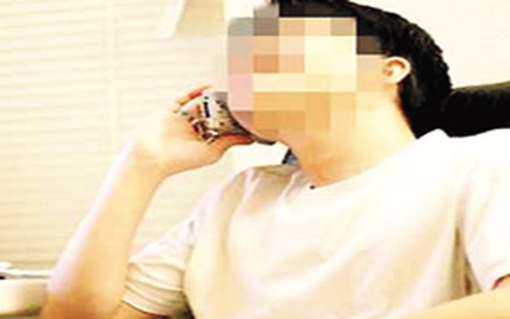 Yashirin kamera uni uyda onanizm bilan shugullanayotganini Internetda suratga oldi. Yalangoch katta dumba va eshaklarning fotosuratlari