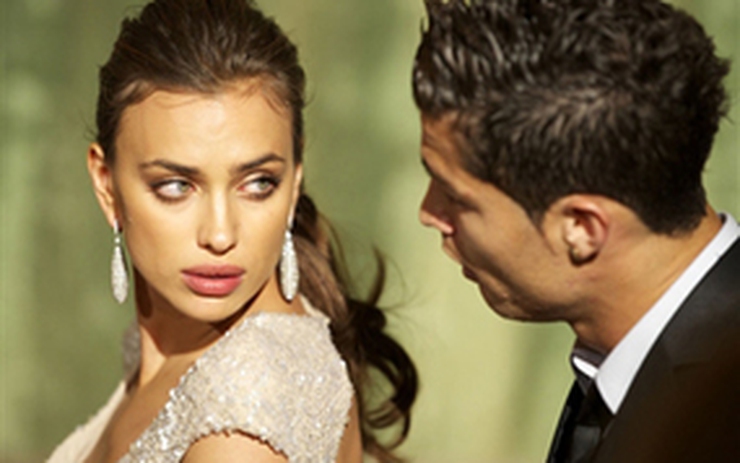 Irina Shayk là món quà ông trùm tặng Ronaldo?