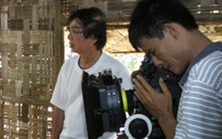 Đặng Nhật Minh là một đạo diễn nổi tiếng với những bộ phim đậm chất văn hóa Việt Nam. Hình ảnh liên quan sẽ giúp bạn khám phá thêm về tài năng của ông và tình yêu của ông dành cho điện ảnh.