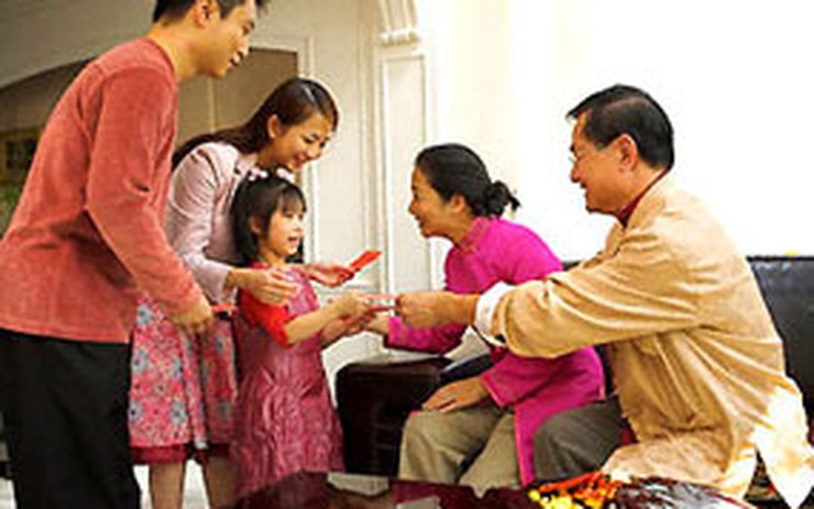 Ăn Tết quê chồng là một trong những phong tục đậm chất văn hóa Việt. Hãy thưởng thức những hình ảnh về Tết quê chồng để cảm nhận sự đoàn kết, gắn bó trong gia đình và cộng đồng.