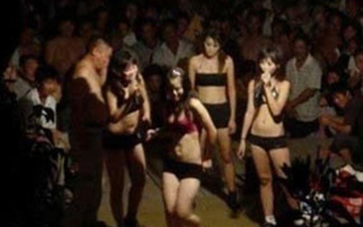 Thuê vũ nữ thoát y cho đám cưới Thuê Vũ Nữ Thoát Y Cho Đám Cưới