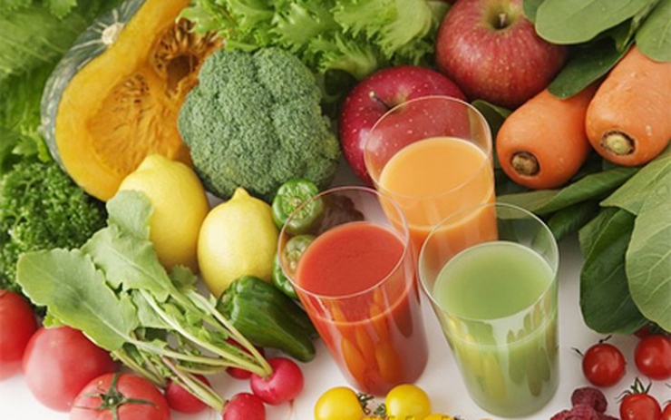 Uống nhiều nước lọc và ăn nhiều rau xanh, hoa quả tươi để nuôi dưỡng làn da