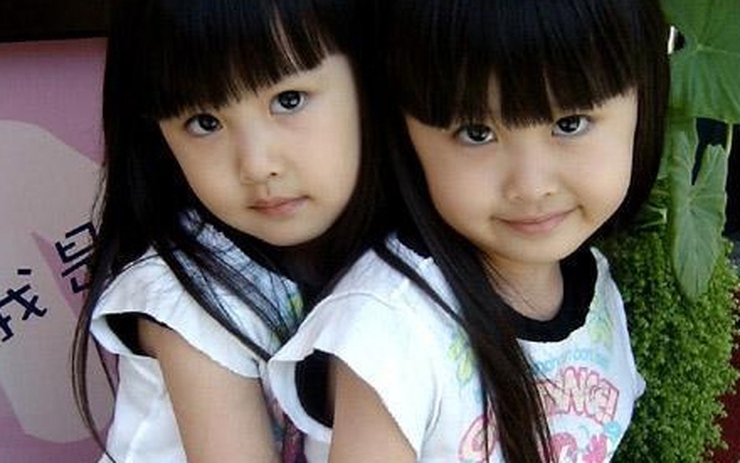 Bức ảnh của hai sinh đôi là một tác phẩm nghệ thuật hoàn hảo. Chỉ với ánh mắt trìu mến, nụ cười yêu đời và bộ đôi búp bê ngộ nghĩnh, các em đã khiến người xem phải ngất ngây. Hãy xem bức hình này để cảm nhận sự đáng yêu của hai em bé Trung Quốc này!