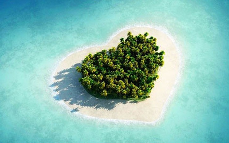 Khám phá đảo hình trái tim đầy lãng mạn và thơ mộng, nơi mà tình yêu được thể hiện bằng cách sắp xếp các bức tường đá thành hình trái tim lớn giữa bãi biển xanh thẳm. Hãy chiêm ngưỡng khung cảnh lãng mạn này và cảm nhận tình yêu của mình tràn ngập trong không gian này.