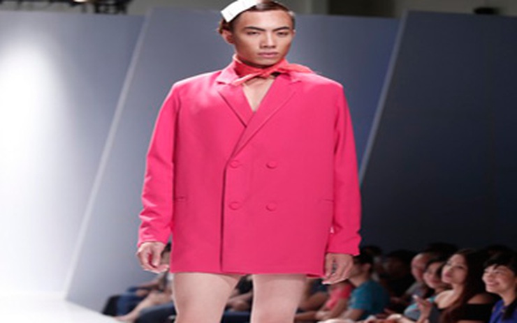 Giật mình mẫu nam Việt mặc vest không quần, diện váy hồng xuyên thấu