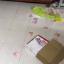 Dọn nhà sau mưa ngập, vợ run rẩy phát hiện một vật được chồng giấu kín trong gậm cầu thang